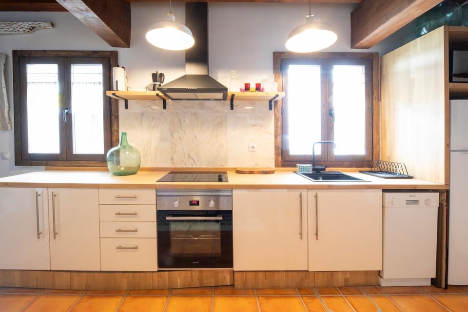 Kitchen or kitchenette, dishwasher