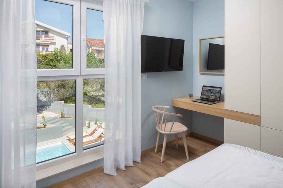 Photo of the whole room, Bedroom