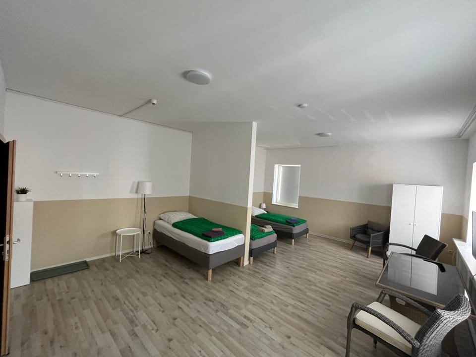 Große Zimmer für 3 Personen -Fernseher, Kühlschrank Bed and Breakfast in Lower Saxony, Germany