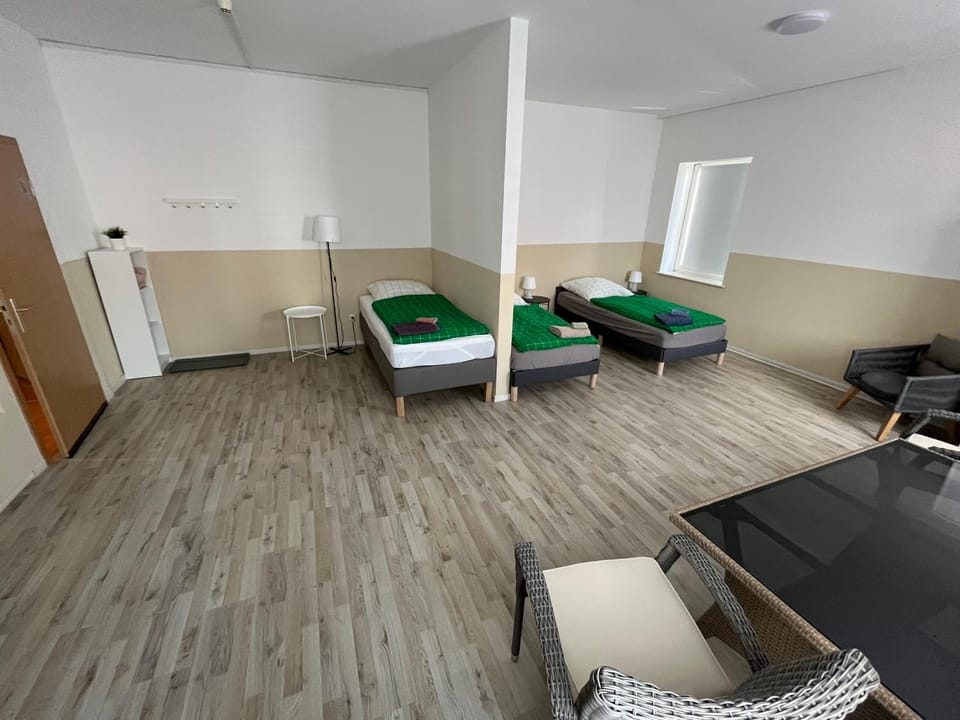 Große Zimmer für 3 Personen -Fernseher, Kühlschrank Bed and Breakfast in Lower Saxony, Germany