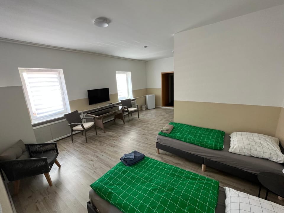 Große Zimmer für 3 Personen -Fernseher, Kühlschrank Bed and Breakfast in Lower Saxony, Germany