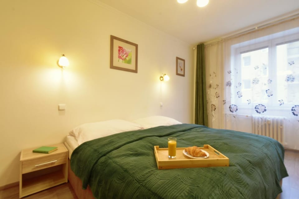 Bed, Food and drinks, Photo of the whole room, Bedroom, Food