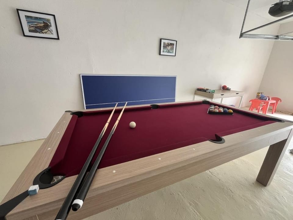 Billiard, Game Room