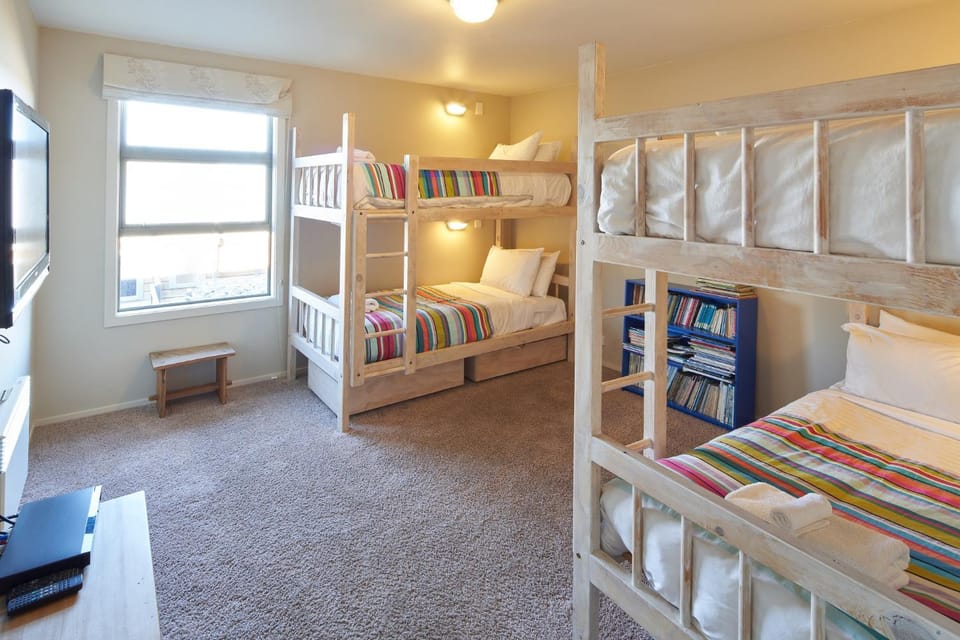 Bedroom, bunk bed