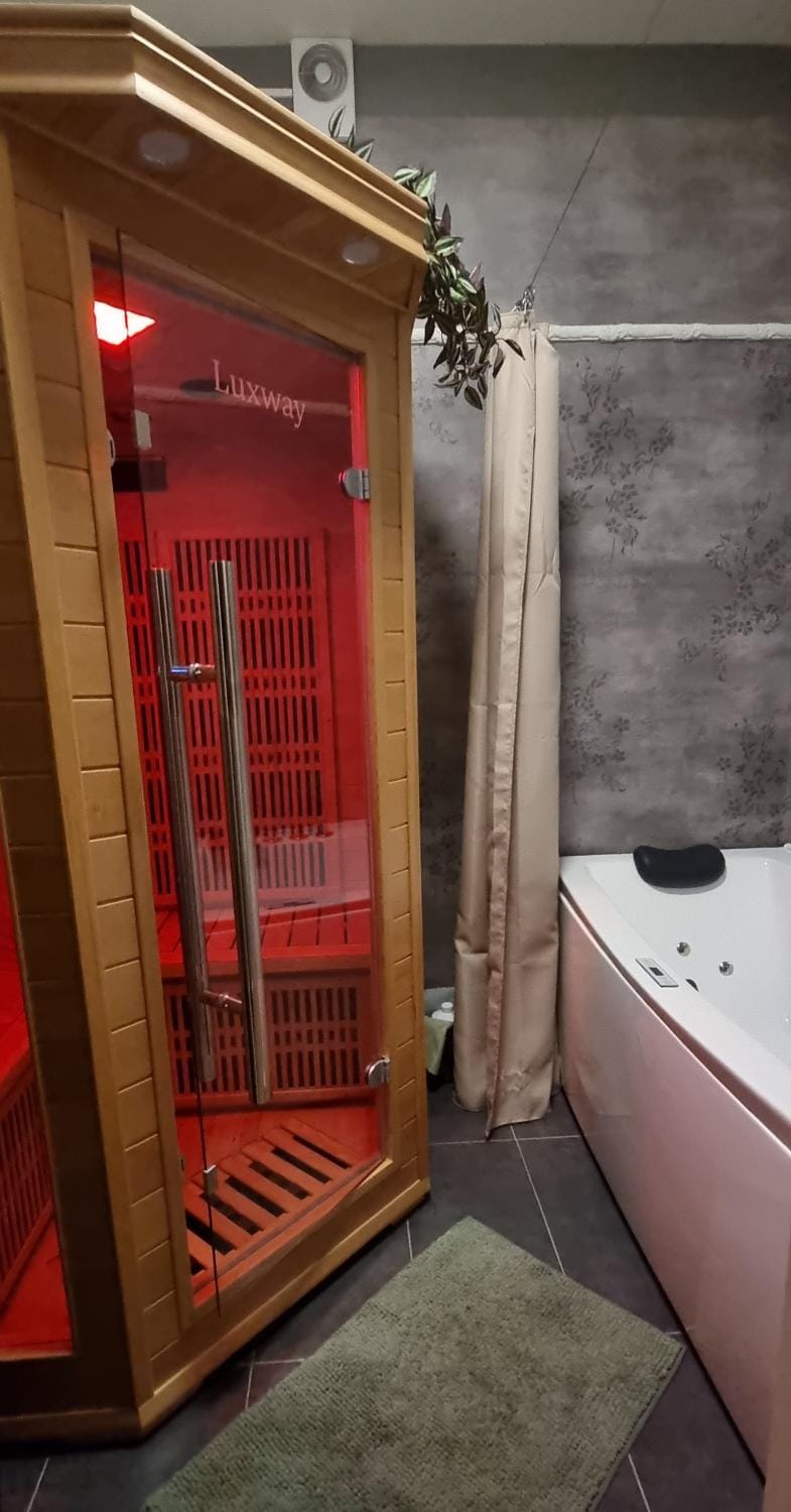 Hot Tub, Hot Tub, Sauna, Sauna, Bathroom