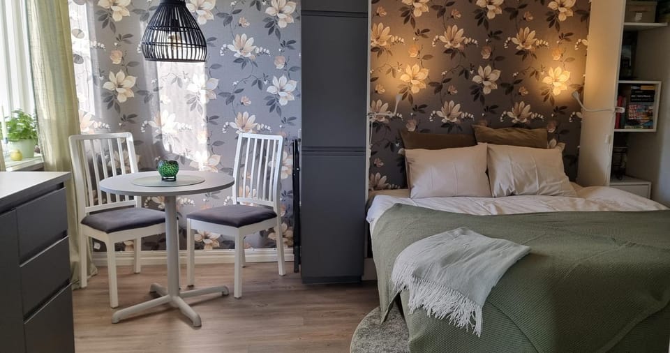 Property building, Bed, Kitchen or kitchenette, Dining area, Bedroom