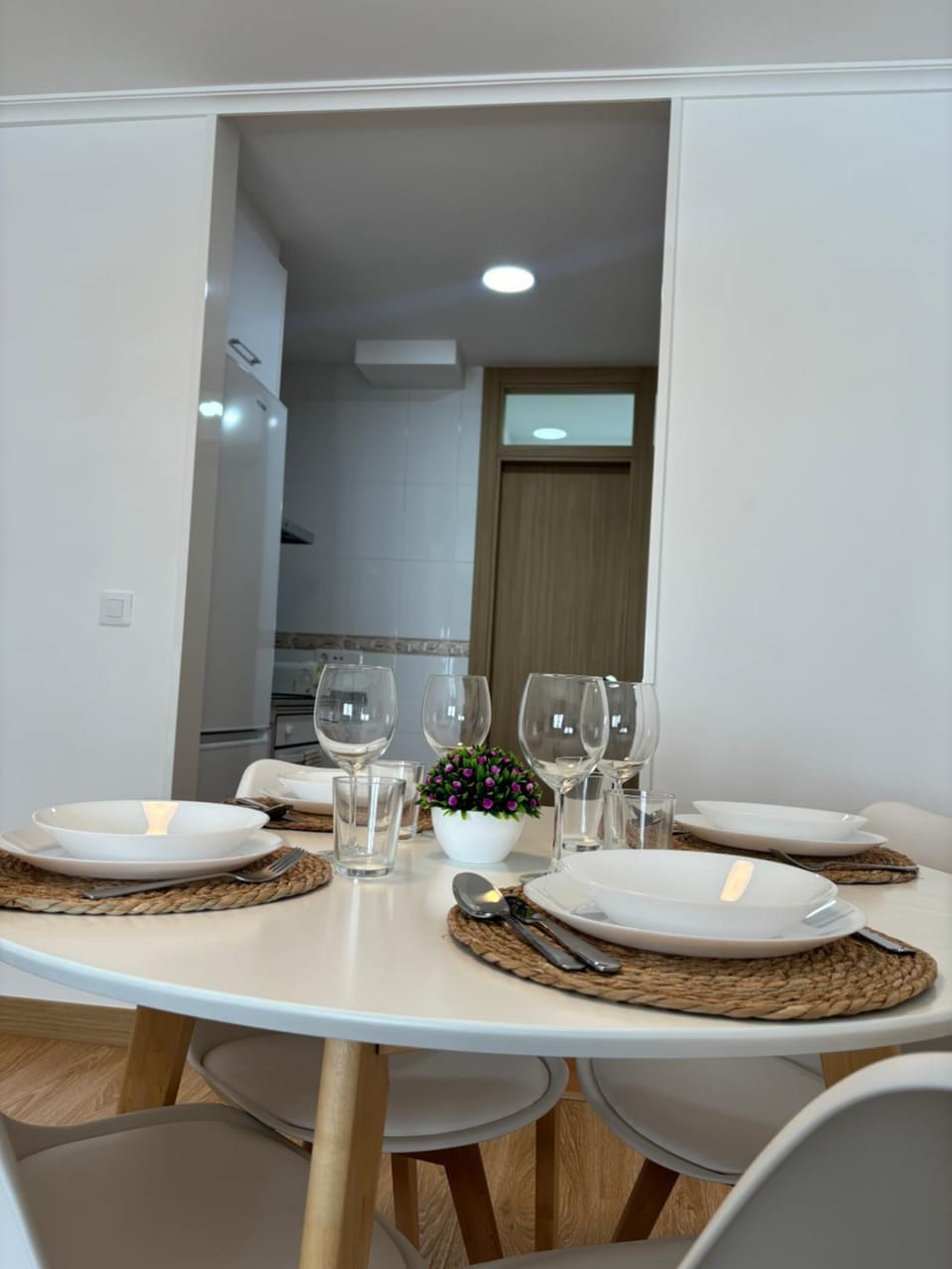 Kitchen or kitchenette, Dining area