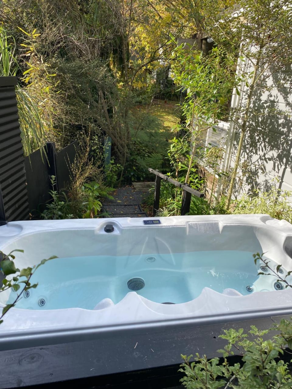 Superb Studio Retreat with Private Secluded Spa, plus Pool & BBQ access House in Whanganui