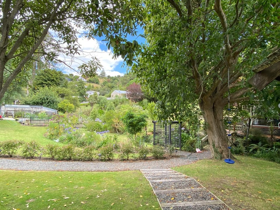 Superb Studio Retreat with Private Secluded Spa, plus Pool & BBQ access House in Whanganui