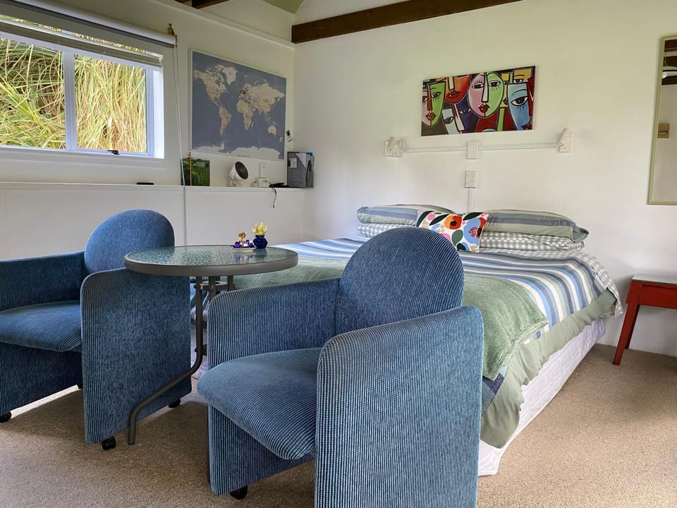 Superb Studio Retreat with Private Secluded Spa, plus Pool & BBQ access House in Whanganui