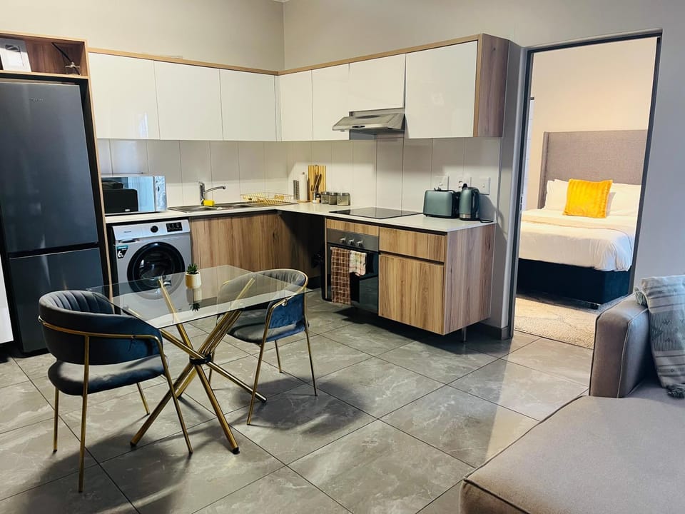 Secure 1 Bedroom Apartment in Midrand, Waterfall City - Lock Up and Go - Free WIFI and Parking - 6A Elizabeth Place Apartment in Sandton