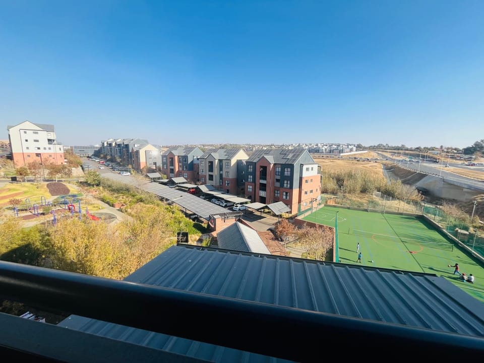 Secure 1 Bedroom Apartment in Midrand, Waterfall City - Lock Up and Go - Free WIFI and Parking - 6A Elizabeth Place Apartment in Sandton