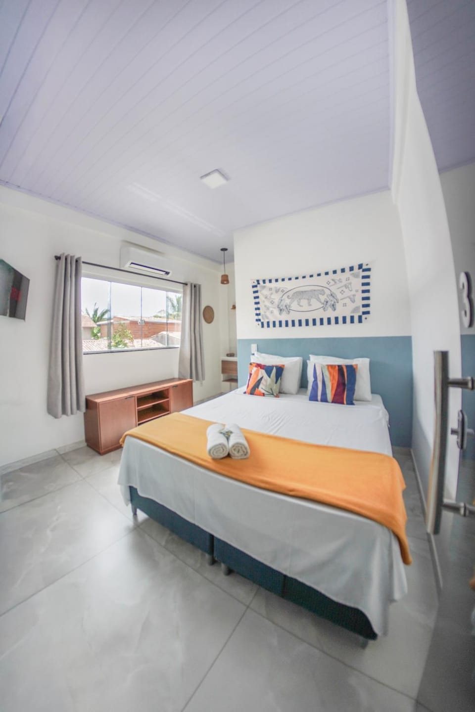 Bed, Photo of the whole room, Bedroom, towels