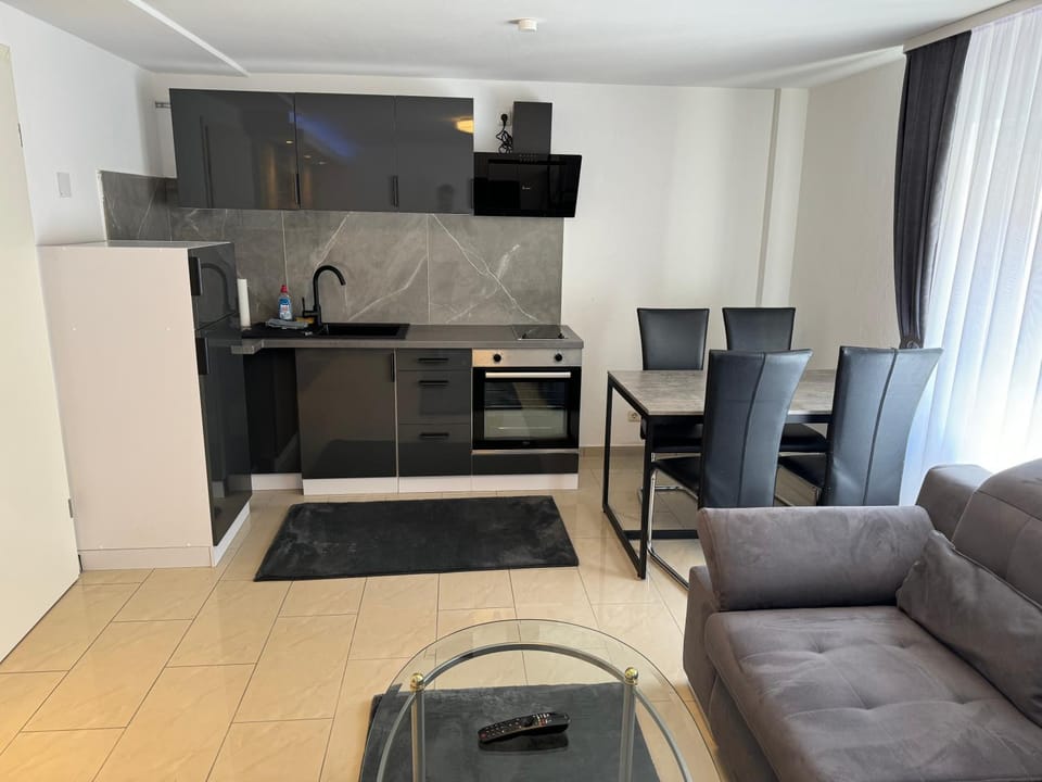 Kitchen or kitchenette, Dining area, minibar, oven, stove