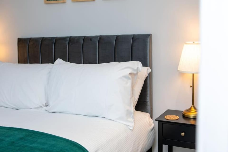 Modern Apartment Spacious Double Bed Off Road Parking Suite 8 Apartment in Nottingham