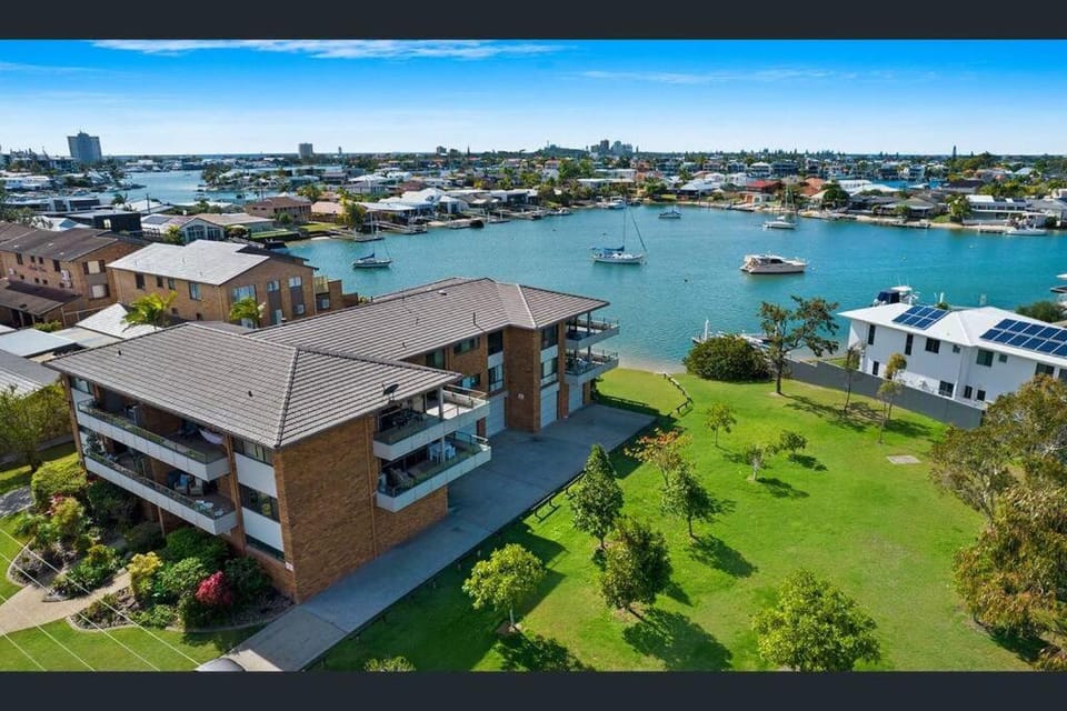 Property building, Day, Neighbourhood, Natural landscape, Bird's eye view, Sea view