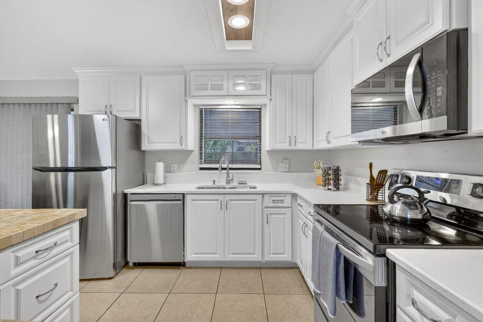 Cozy Stay Ocala, King Bed, Fenced yard, WIFI, Near WEC & Historic Downtown, Dogs Ok House in Ocala