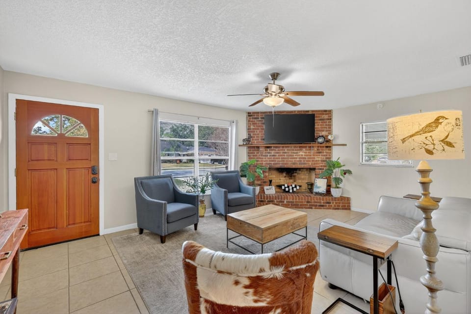 Cozy Stay Ocala, King Bed, Fenced yard, WIFI, Near WEC & Historic Downtown, Dogs Ok House in Ocala