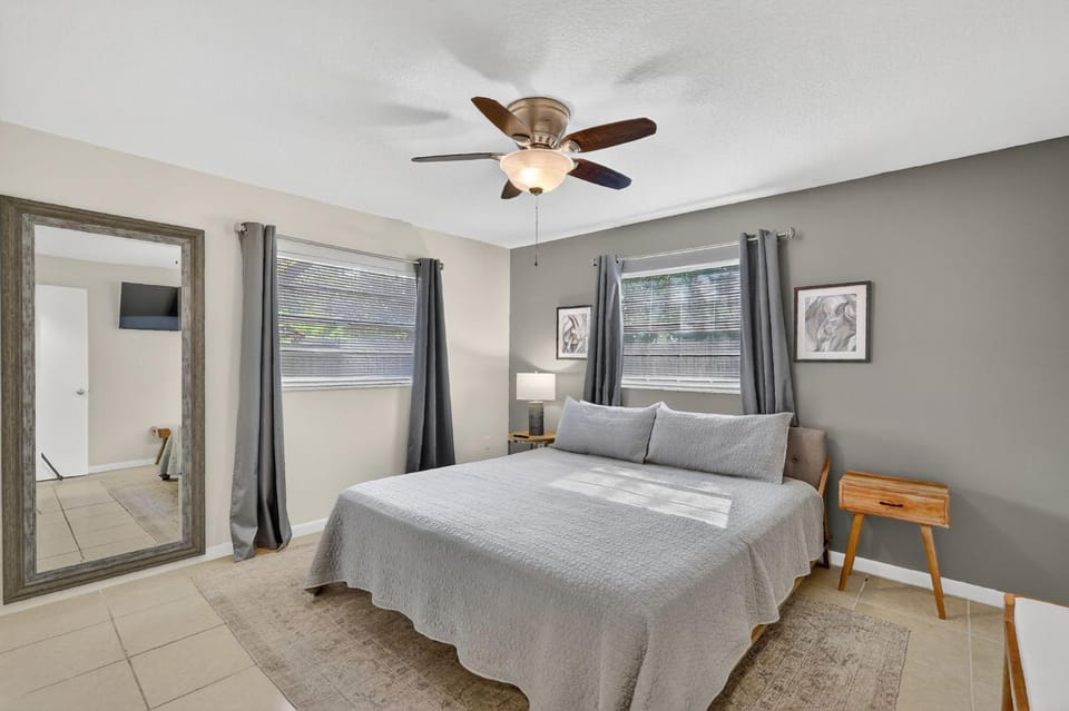 Cozy Stay Ocala, King Bed, Fenced yard, WIFI, Near WEC & Historic Downtown, Dogs Ok House in Ocala