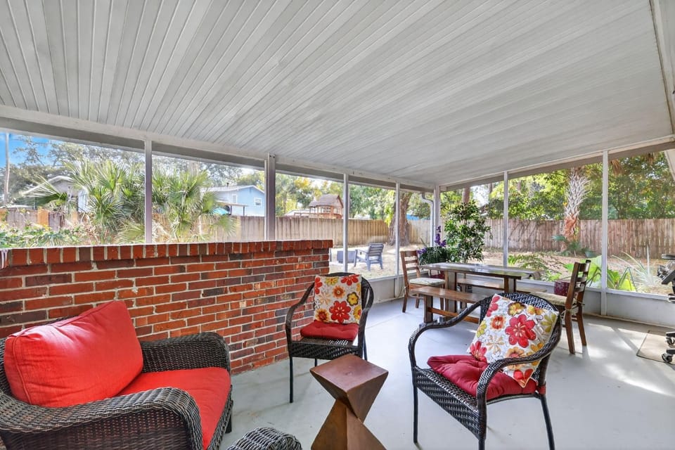 Cozy Stay Ocala, King Bed, Fenced yard, WIFI, Near WEC & Historic Downtown, Dogs Ok House in Ocala