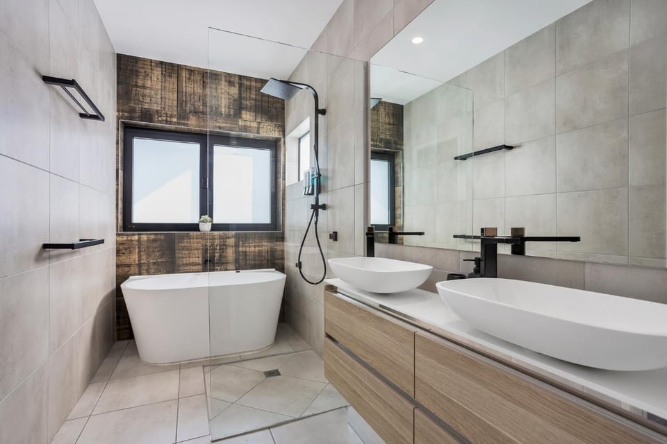 Cairns North 4-Bed with Outdoor Dining & Pool Apartment in Cairns