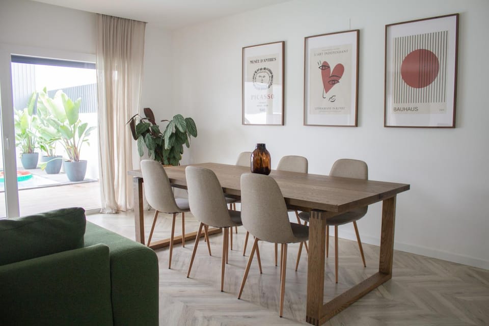 Seating area, Dining area