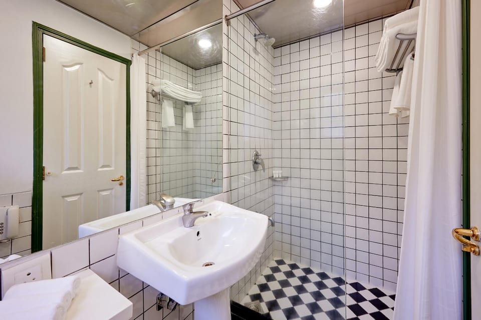 Shower, Toilet
