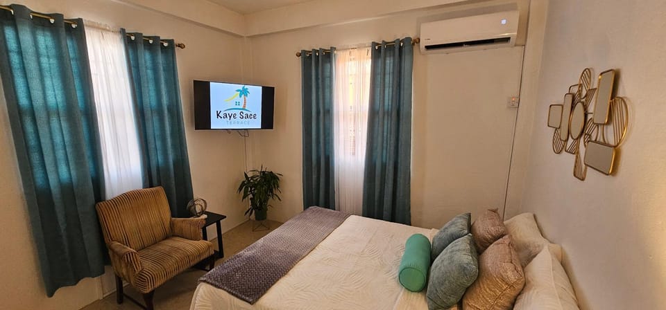 Bed, TV and multimedia, Seating area, Evening entertainment, Bedroom, air conditioner