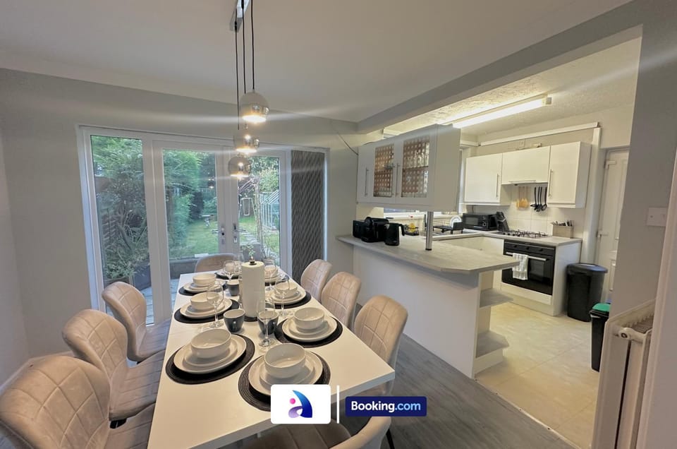 Coffee/tea facilities, Kitchen or kitchenette, Dining area, stove