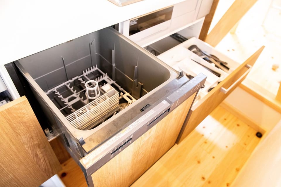 Kitchen or kitchenette, dishwasher