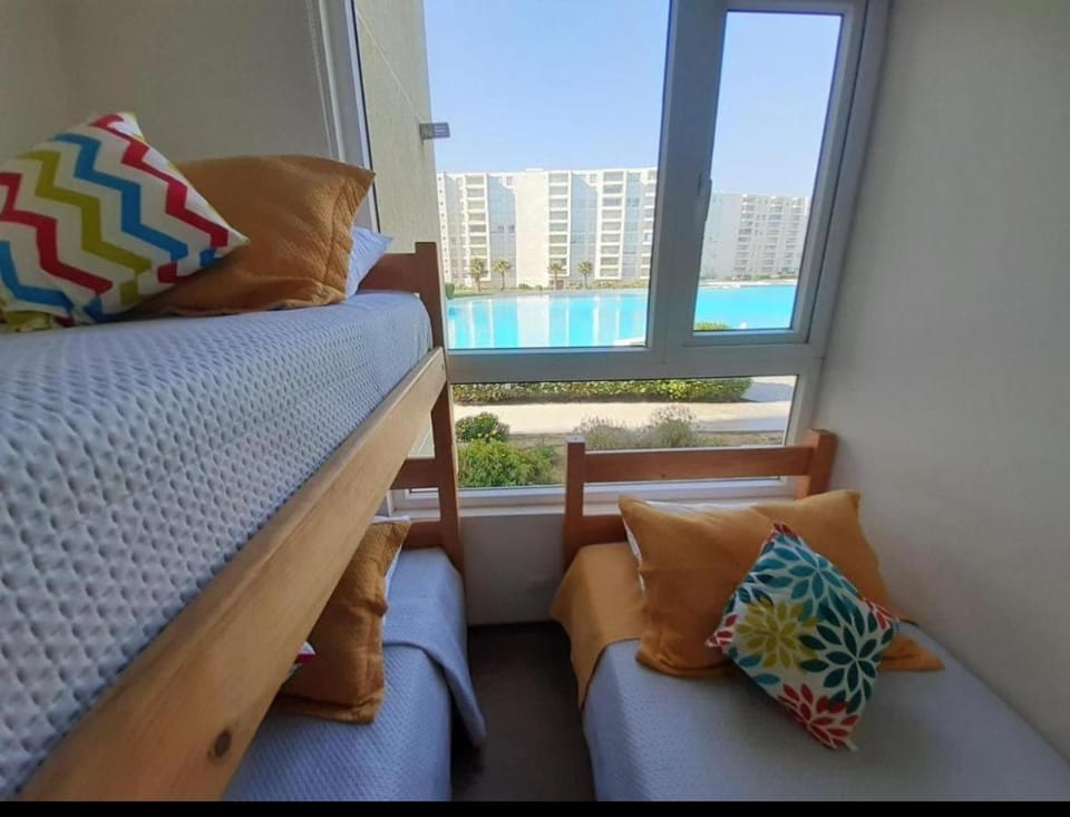 Bed, Natural landscape, View (from property/room), Balcony/Terrace, Photo of the whole room, Bedroom, Pool view, Swimming pool