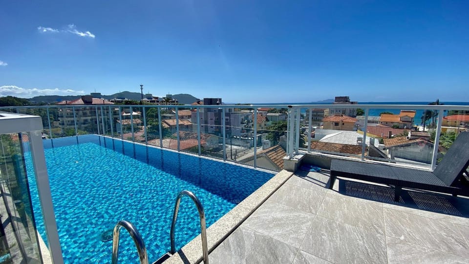 Passos da praia c/ piscina apto iluminado e novo Apartment in Florianopolis