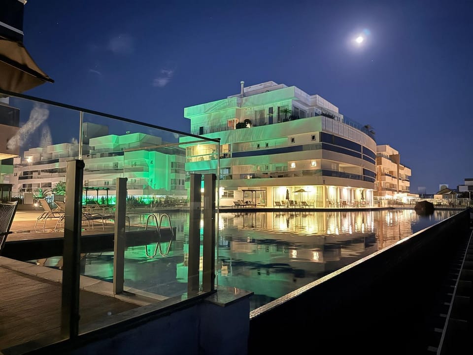 Piscinas de borda infinita e piscina interna aquecida com vistas deslumbrantes para o mar dos Ingleses, a 50 metros de altura House in Florianopolis