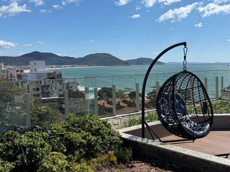 Piscinas de borda infinita e piscina interna aquecida com vistas deslumbrantes para o mar dos Ingleses, a 50 metros de altura House in Florianopolis