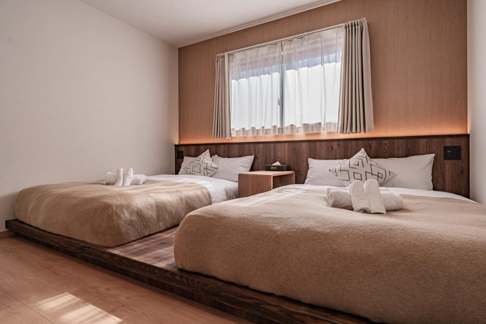 Photo of the whole room, Bedroom, towels