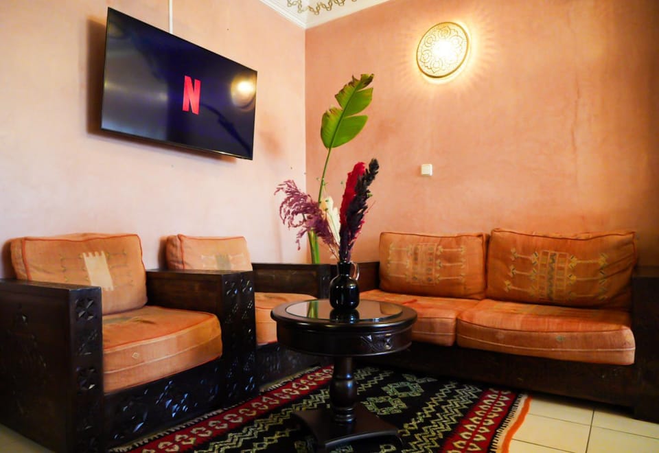 TV and multimedia, Living room, Seating area, air conditioner