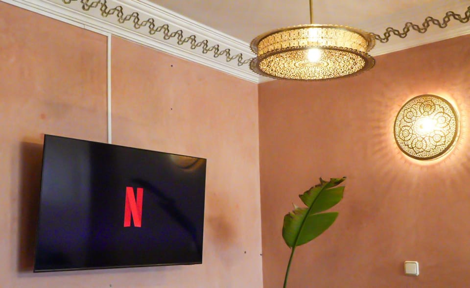 Communal lounge/ TV room, TV and multimedia, Decorative detail, Evening entertainment