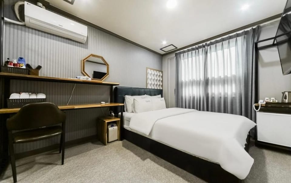 Bed, Bedroom, air conditioner