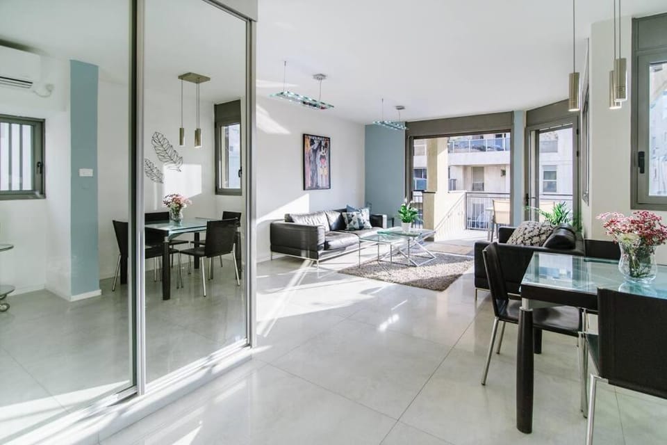 Super-Star 3BR Private Parking ! Apartment in Tel Aviv-Yafo
