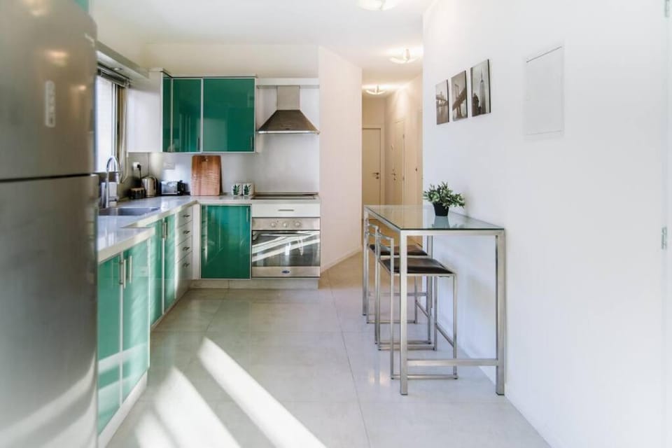 Super-Star 3BR Private Parking ! Apartment in Tel Aviv-Yafo