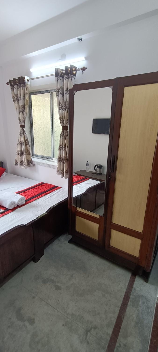 Bed, Photo of the whole room, wardrobe