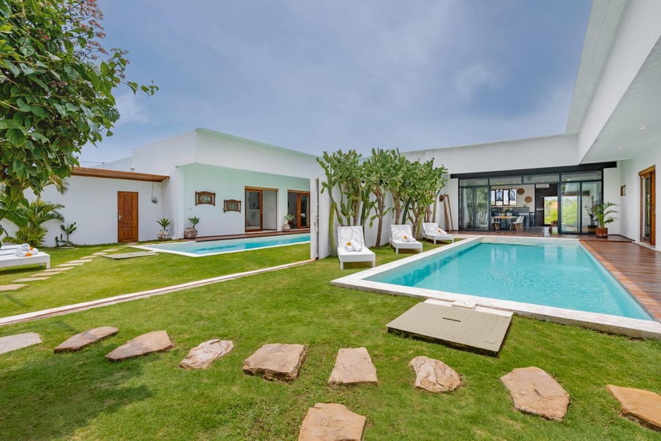 Property building, Garden, Swimming pool, Swimming pool
