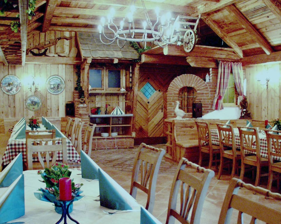 Restaurant/places to eat, Banquet/Function facilities, Seating area