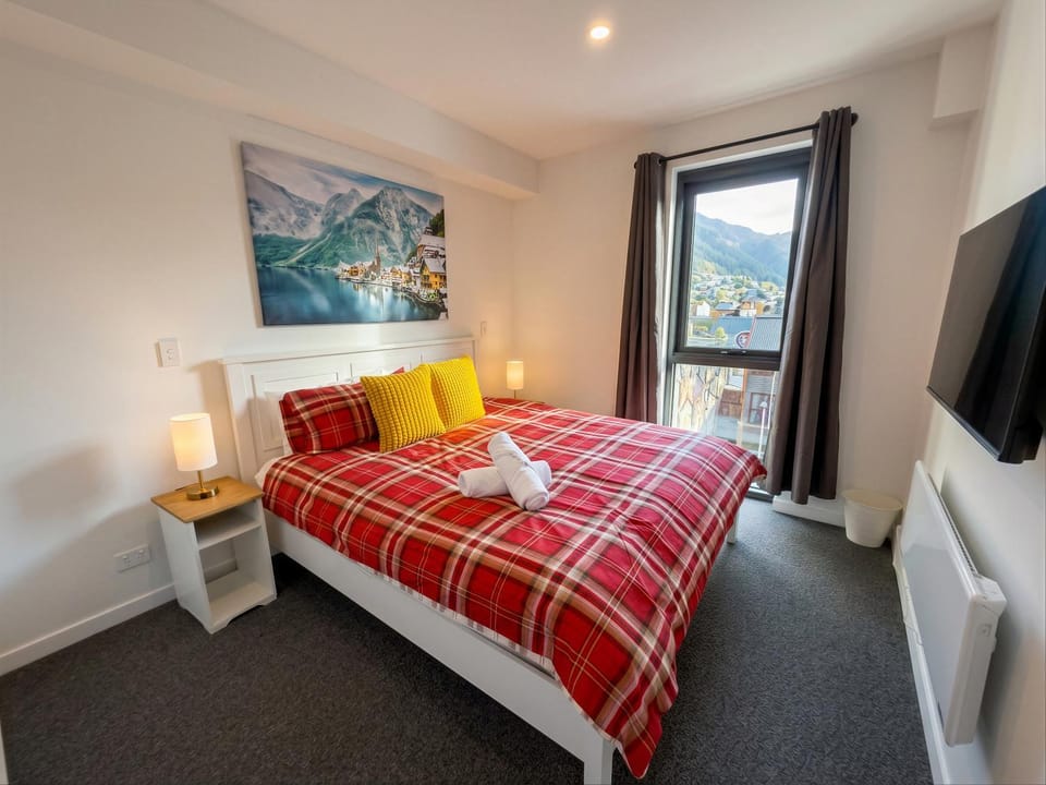 Bed, TV and multimedia, Photo of the whole room, Bedroom, towels