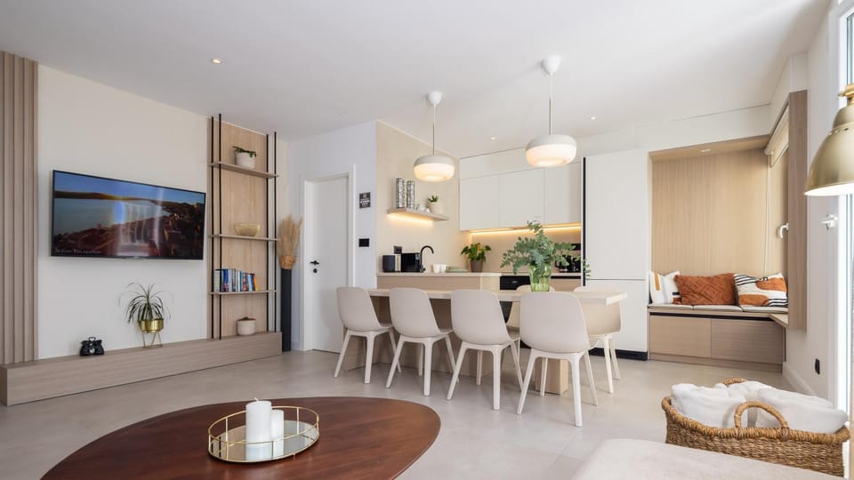 Living room, Seating area, Dining area, Breakfast, Drinks, dishwasher, internet, oven, kitchen