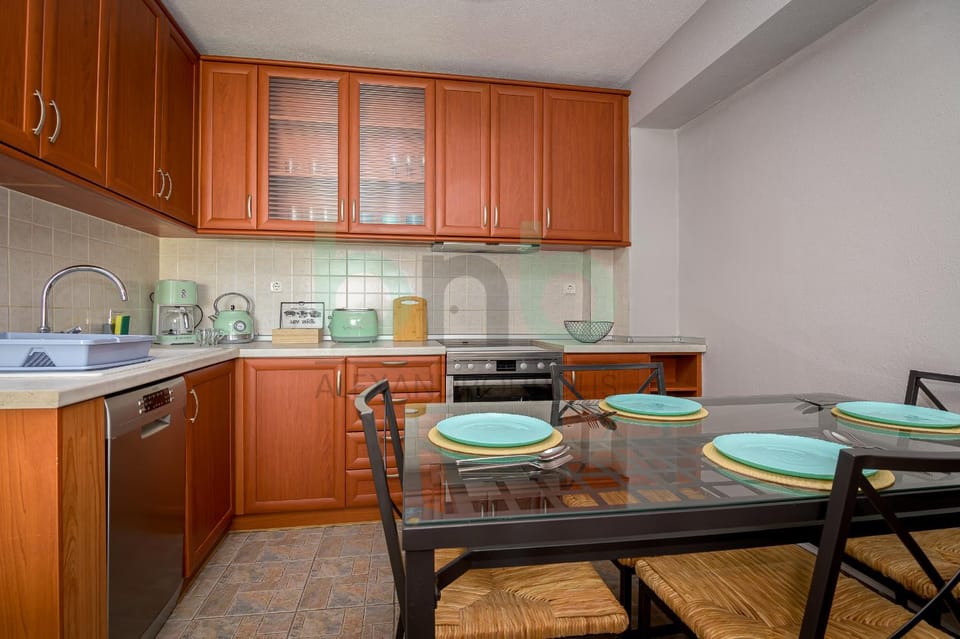 Coffee/tea facilities, Kitchen or kitchenette, Dining area, dishwasher, oven, stove, toaster
