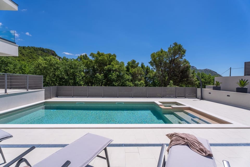 BBQ facilities, Balcony/Terrace, Swimming pool, air conditioner