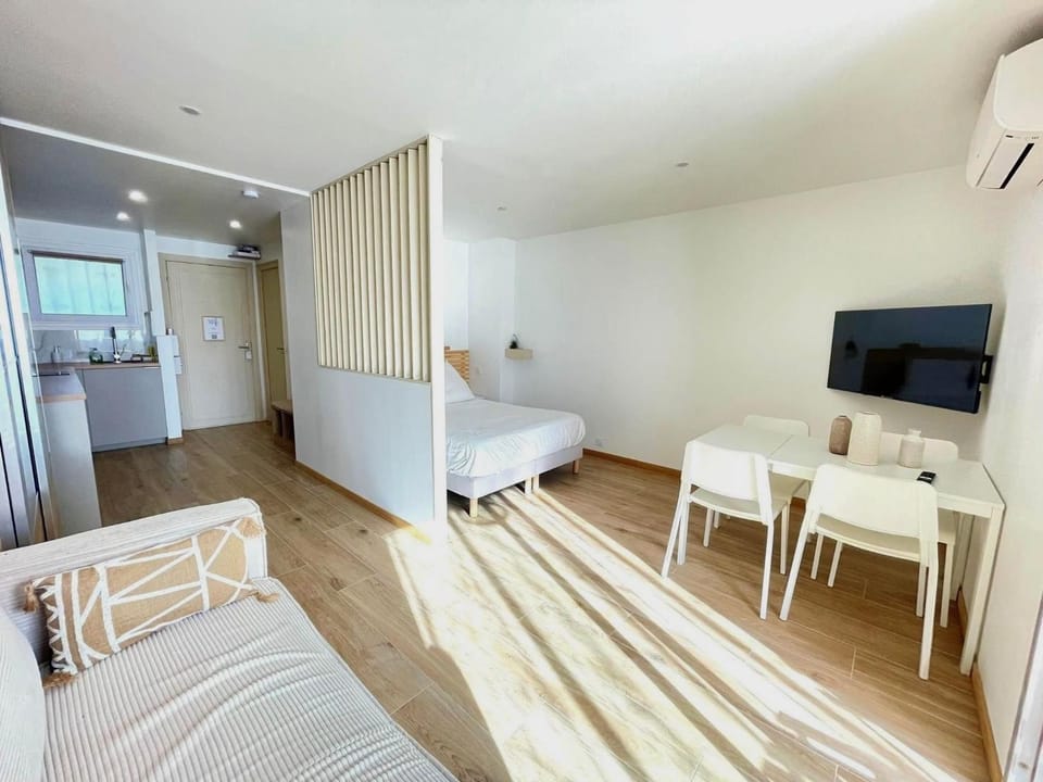 Bed, TV and multimedia, Kitchen or kitchenette, Living room, Photo of the whole room, Seating area, Bedroom, air conditioner