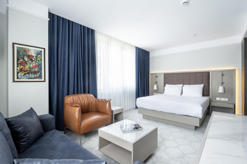 Bed, Seating area