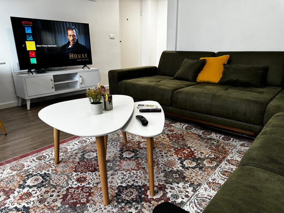 TV and multimedia, Coffee/tea facilities, Kitchen or kitchenette, Living room, Seating area